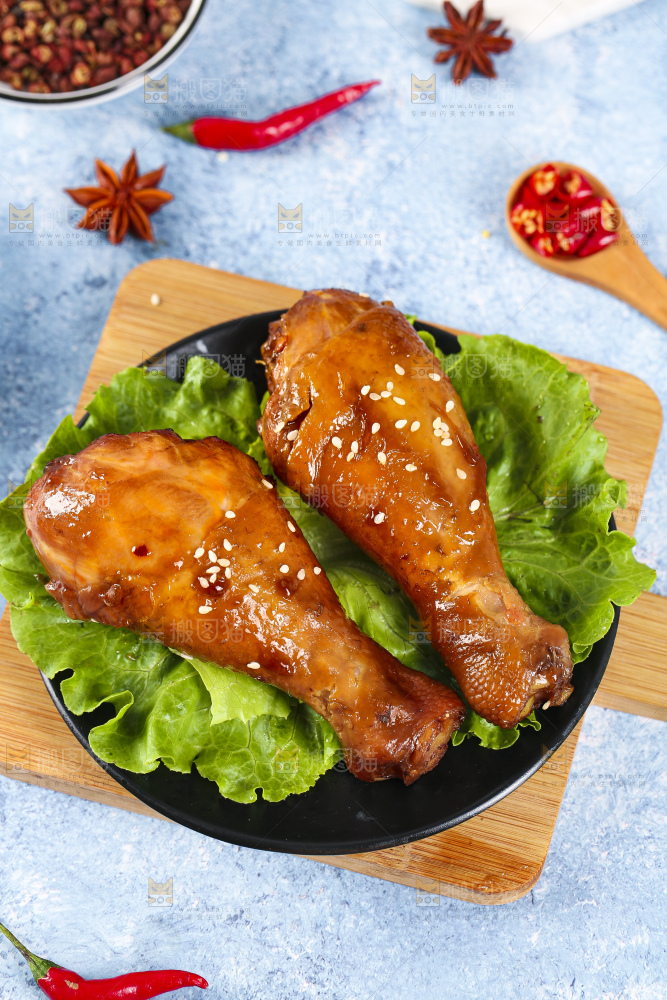 木板上的秘制鸡腿