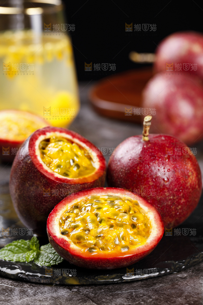 深底上摆放着红皮百香果