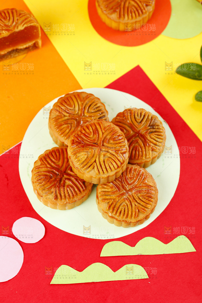 红底上的水果月饼