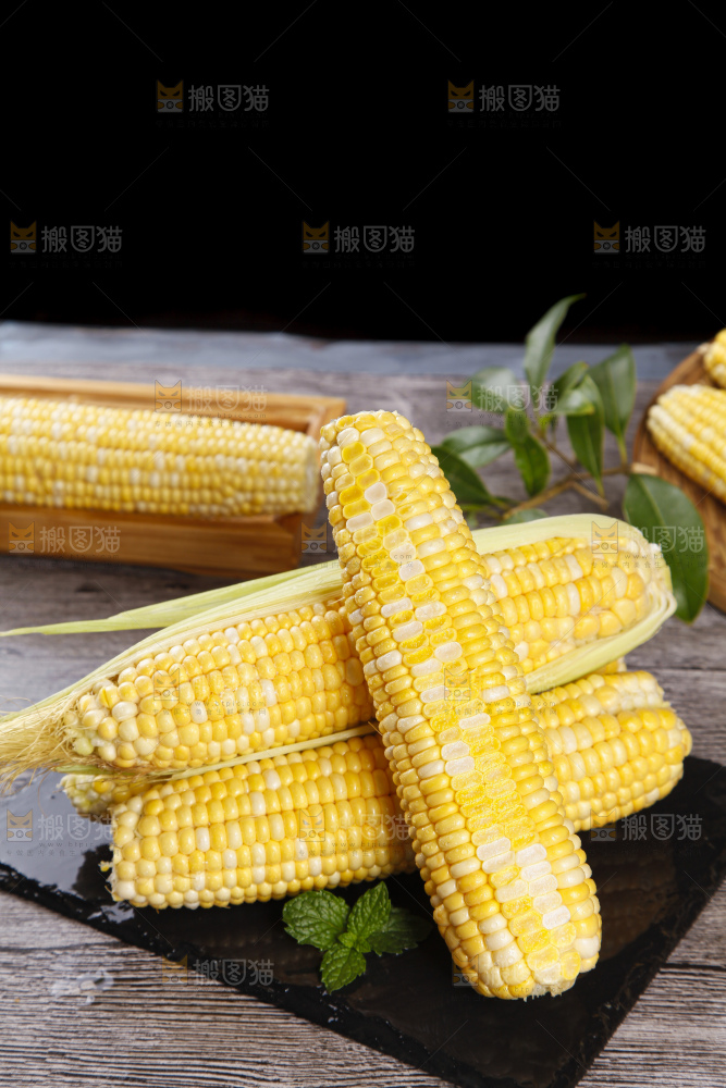黑石板上放着冰糖玉米