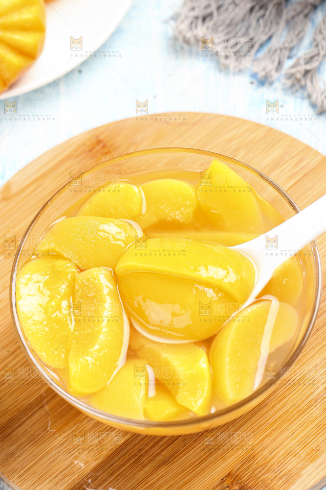 勺子里装着黄桃果肉