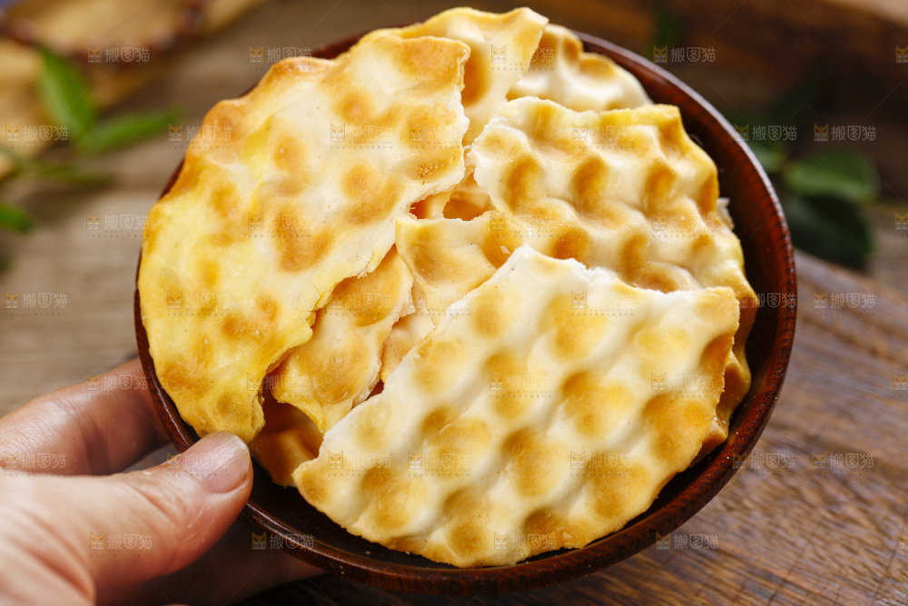 盘子里装着石头饼