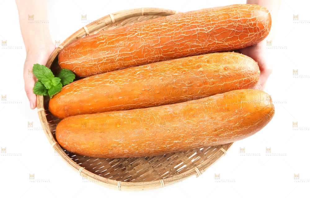 篮子里装着黄皮大黄瓜