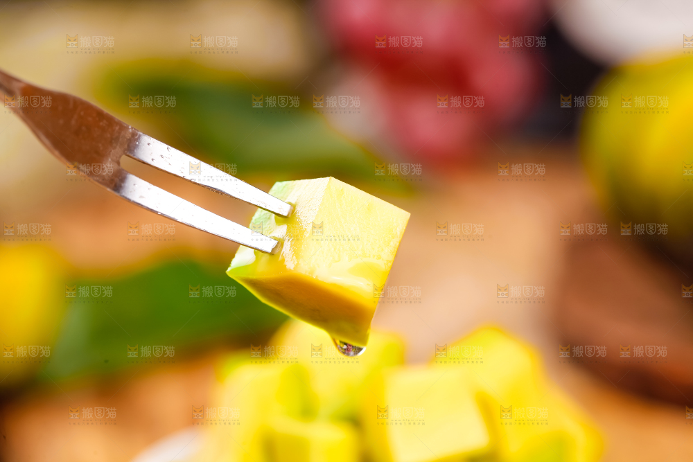 叉子上叉着牛油果肉