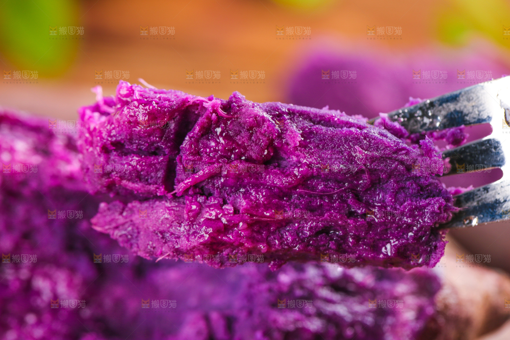 木板上摆放着紫蜜薯