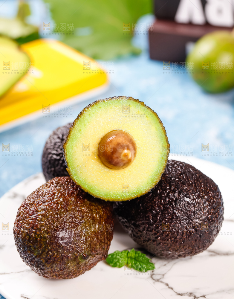 盘子里装着新鲜牛油果