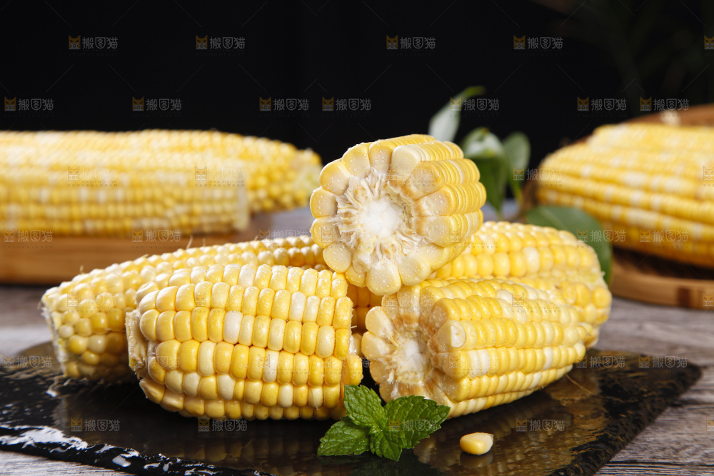 黑石板上放着冰糖玉米