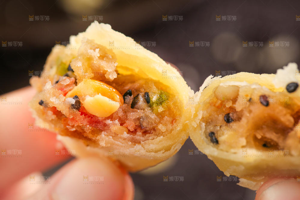 手里拿着苏式月饼