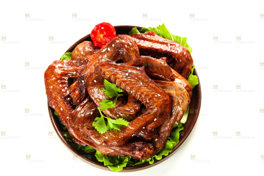 白底上放着酱香鸭翅