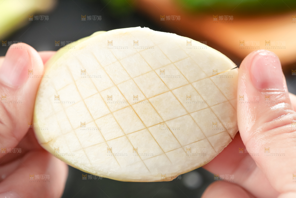 手里拿着湖北新鲜茭白