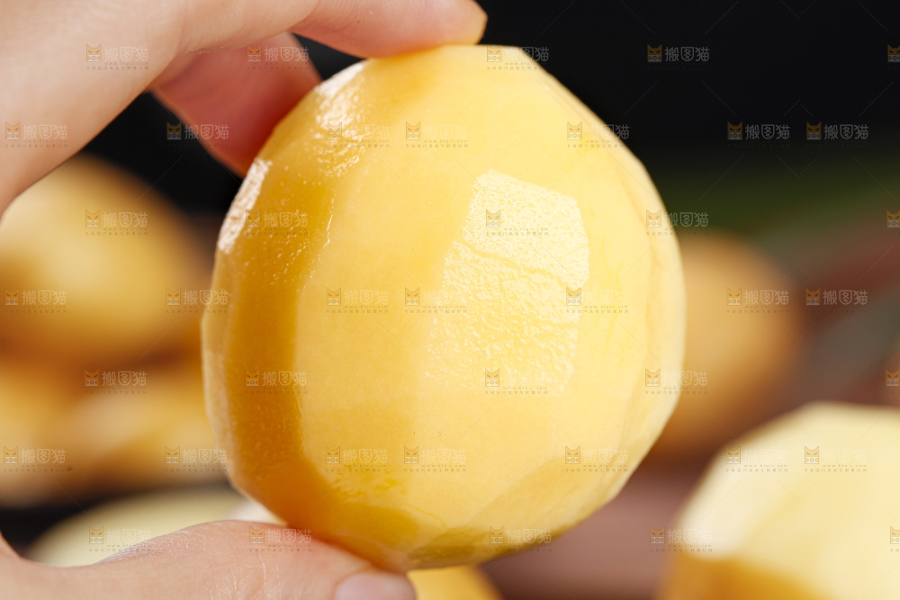 手里拿着迷你小土豆