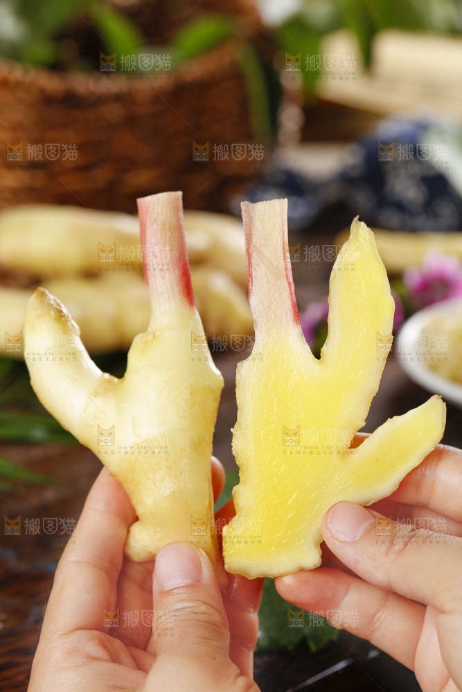 木板上的红芽嫩仔姜