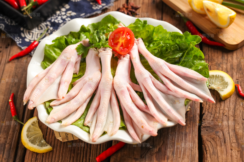 盘子里放着新鲜鸭掌