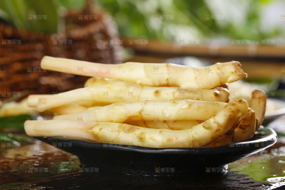 板子上放着一堆仔姜