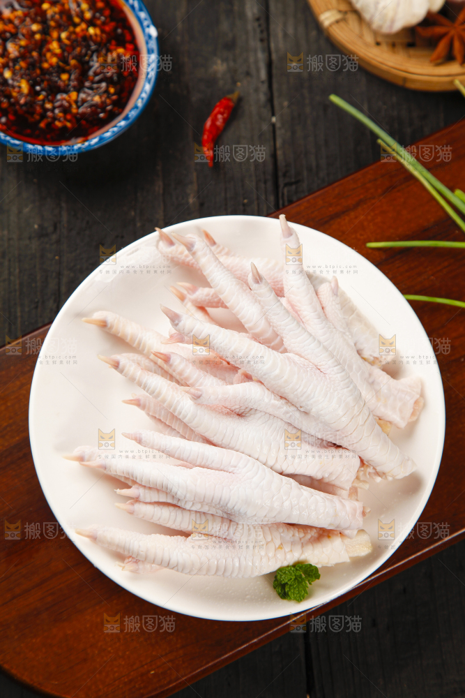 盘子里装着鸡脚