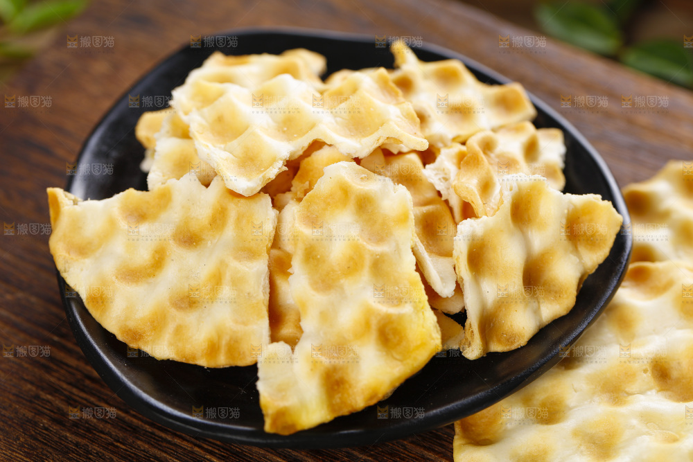 盘子里装着石头饼