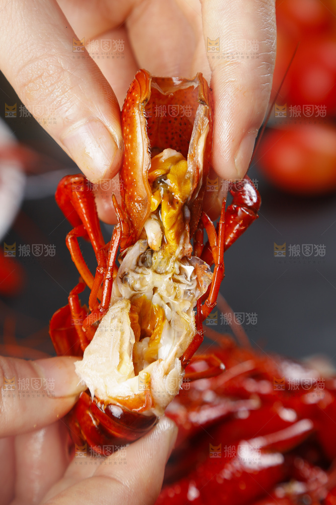手里拿着蒸小龙虾