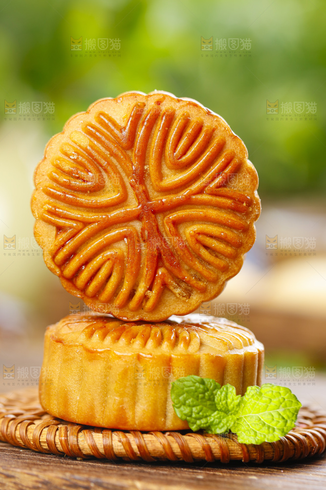 木板上的哈密瓜馅月饼