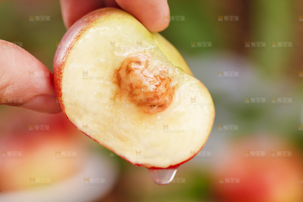 手里拿着纽扣蟠桃
