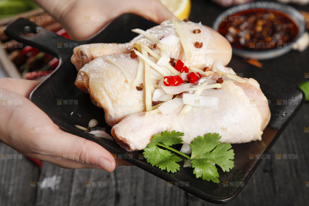托盘里装着腌鸡腿