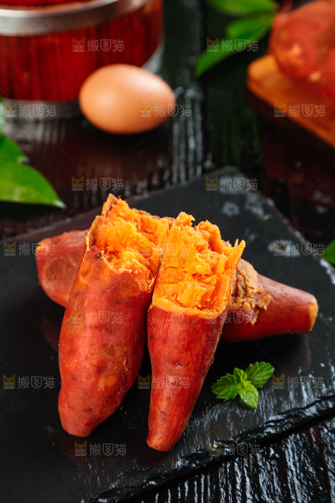 黑石板上的糖心蜜薯