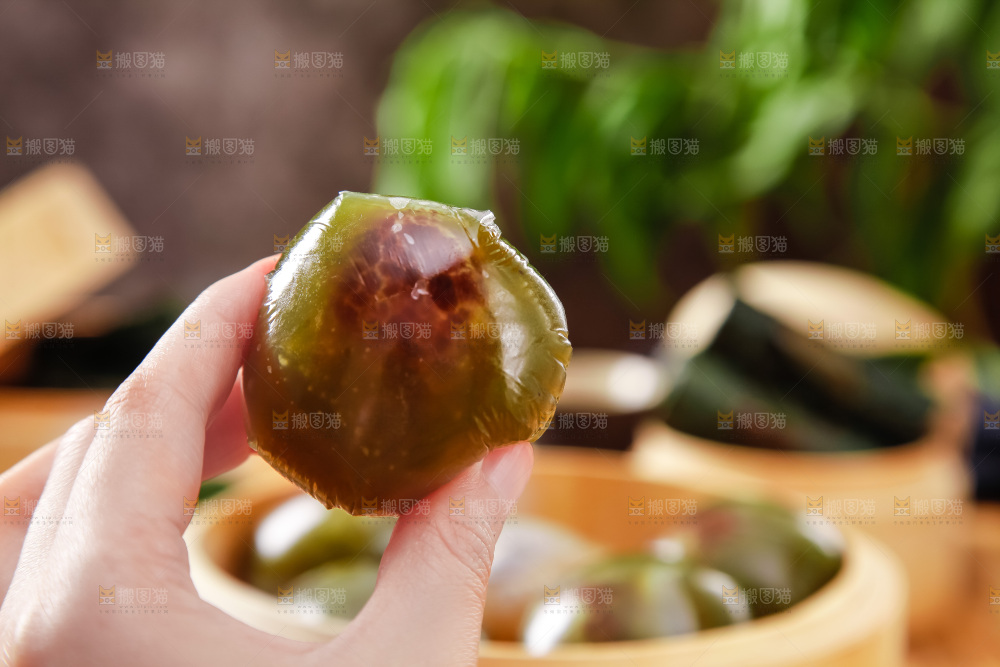 木板上放着青团