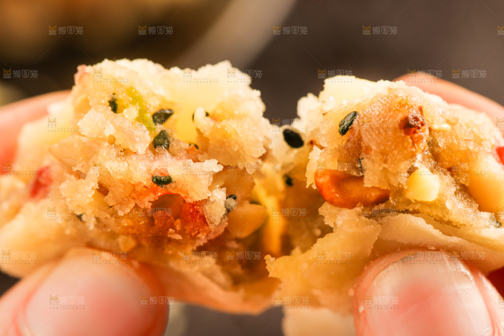 手里拿着苏式月饼