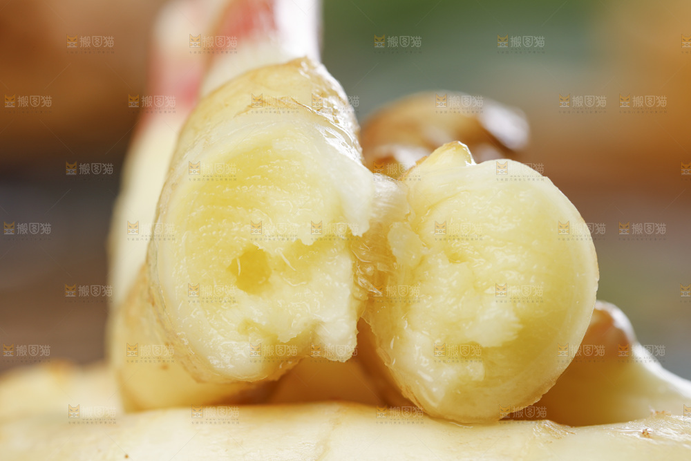 黑石板上放着红芽嫩姜