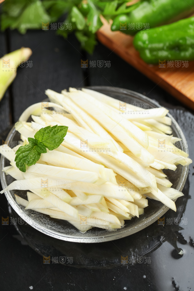 碗里装着鲜嫩茭白