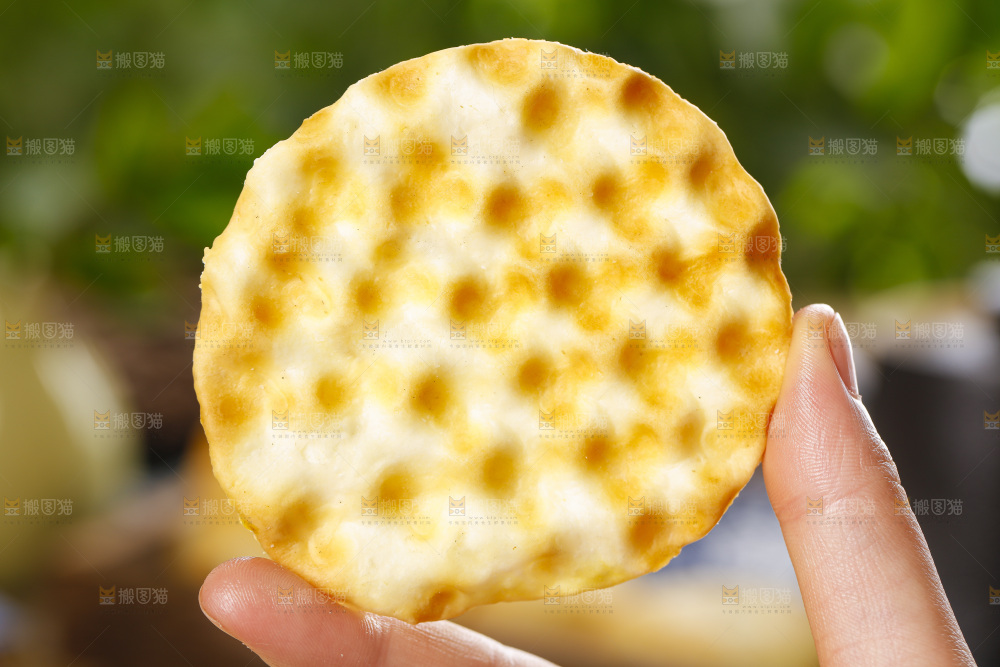 手里拿着石子馍