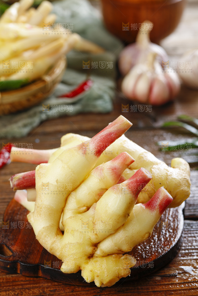 木板上的红芽嫩仔姜