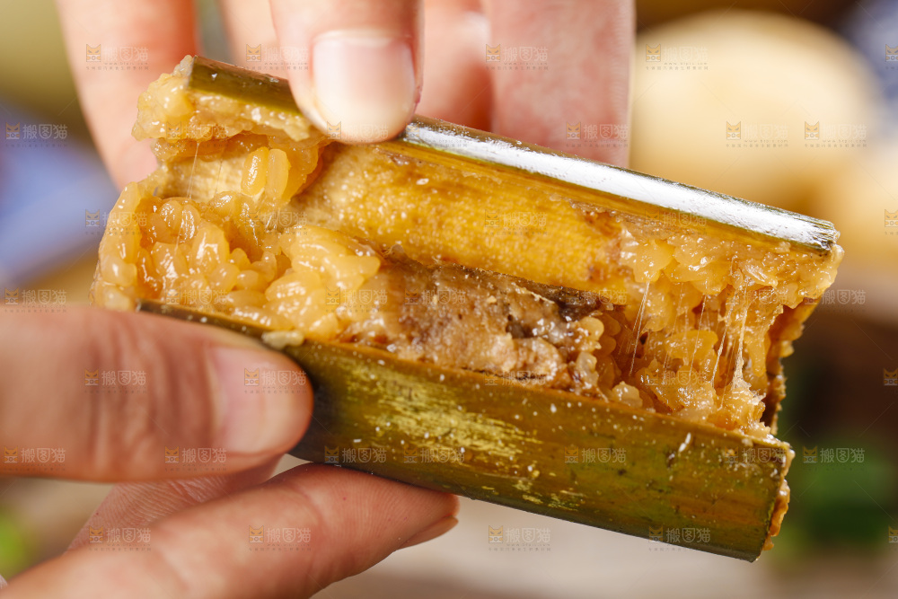 手里拿着竹筒糯米饭
