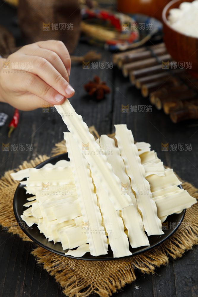 盘子里装着刀削面