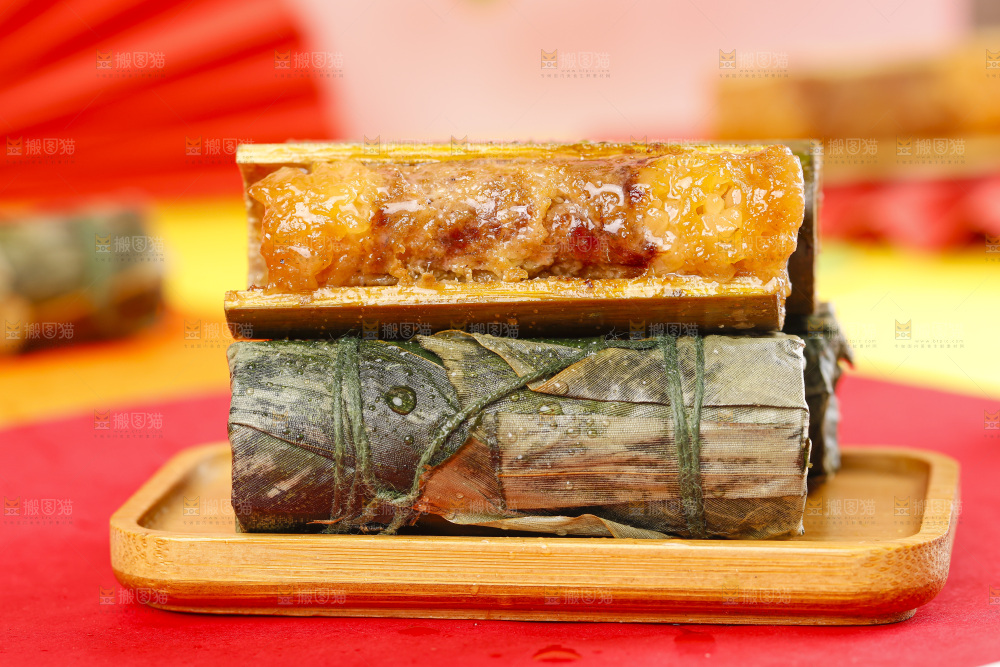 盘子里的竹筒肉粽