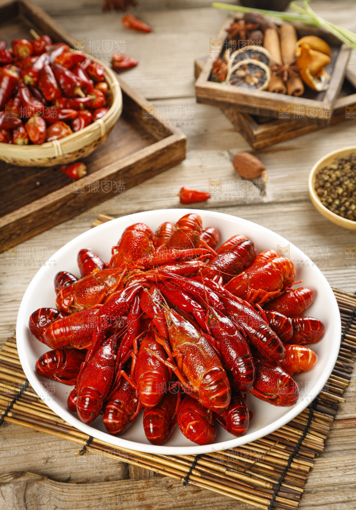 盘子里装着蒸虾