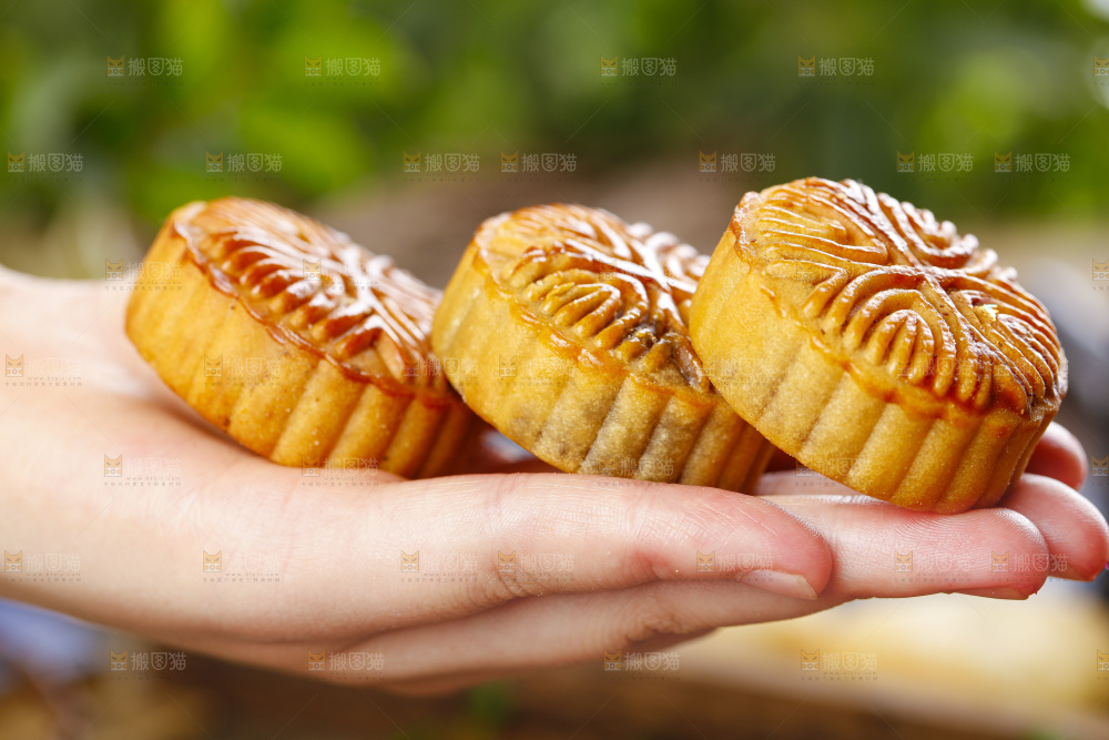 手里拿着莲蓉月饼