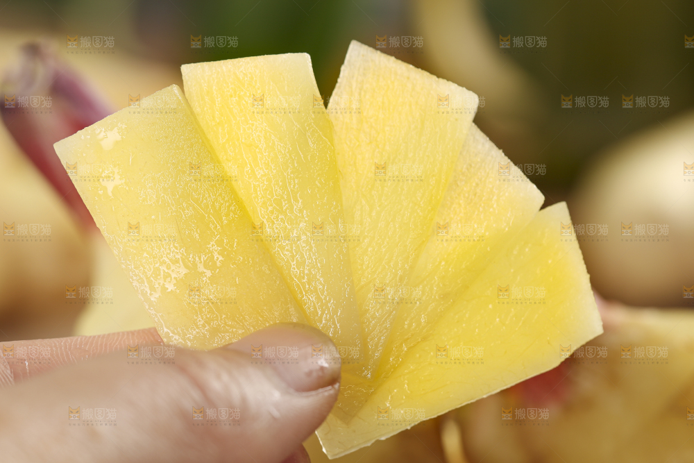 手里拿着红芽姜