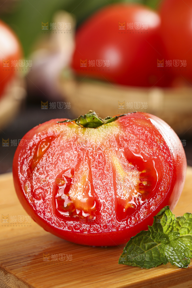 深底上的沙瓤西红柿