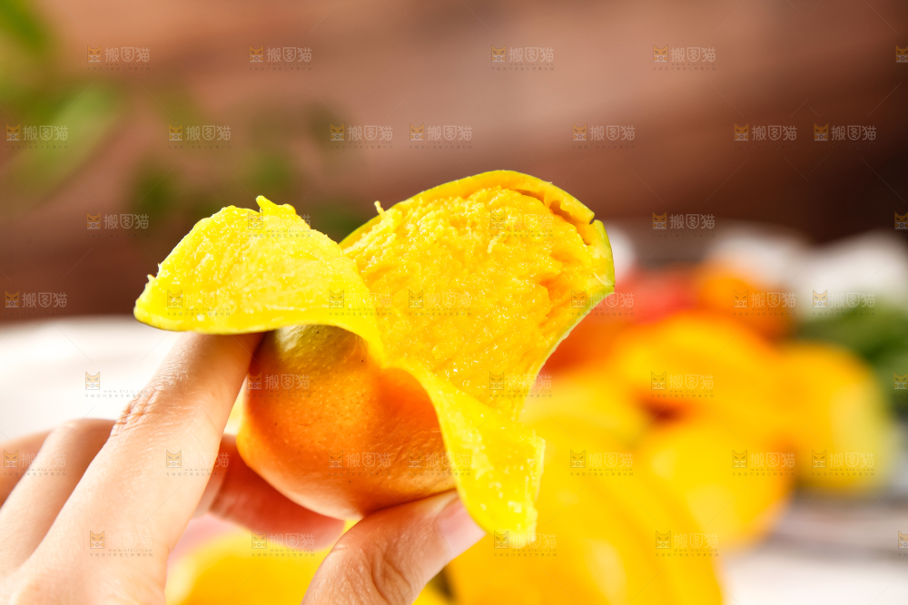 手里拿着台芒