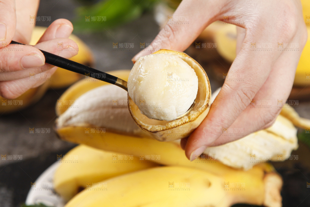 深底上放着广西苹果蕉