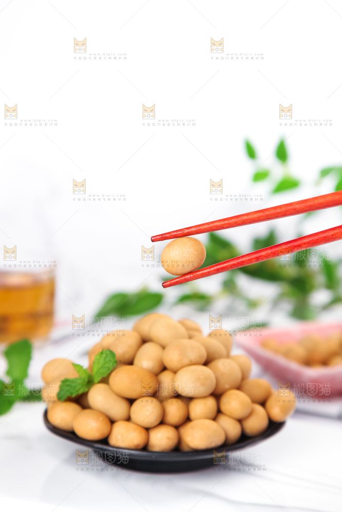 盘里装着鱼皮花生豆