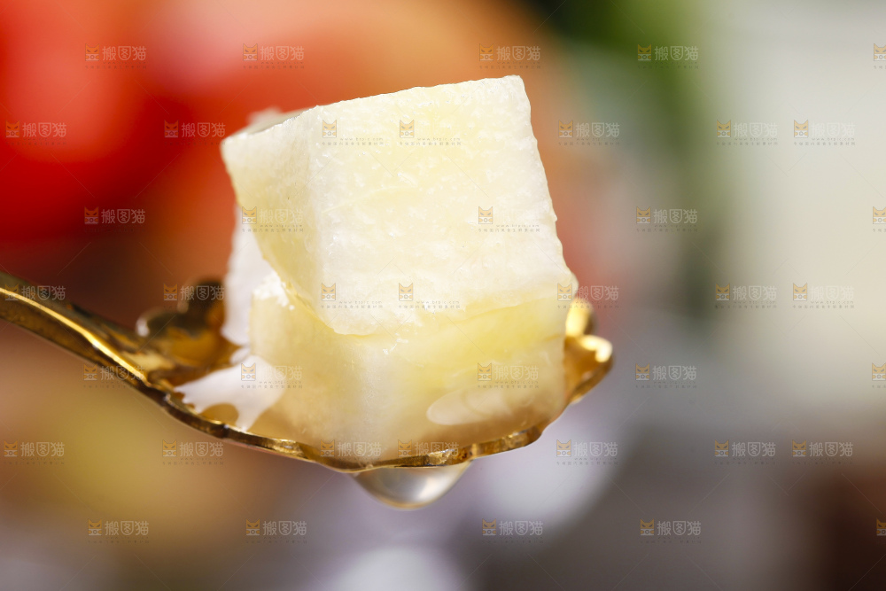 勺子里装着油蟠桃果肉