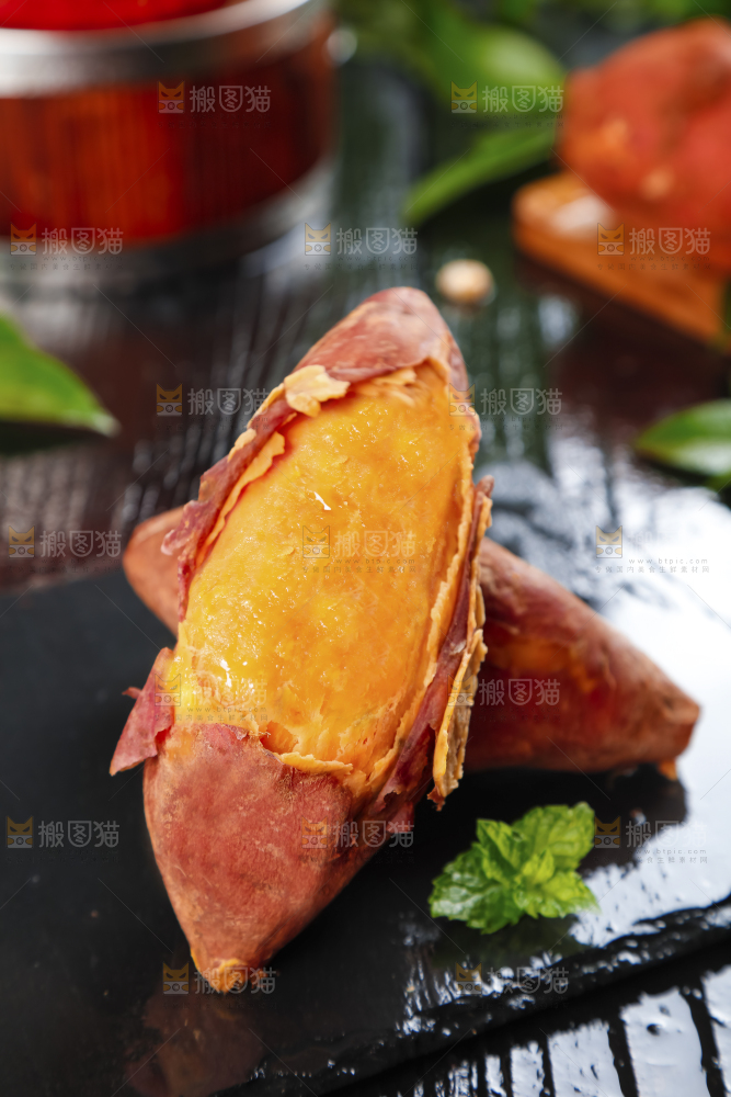 黑石板上的糖心蜜薯