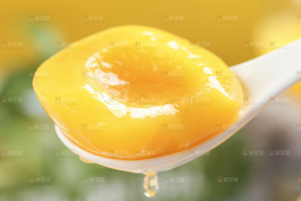 勺子里装着黄桃果肉