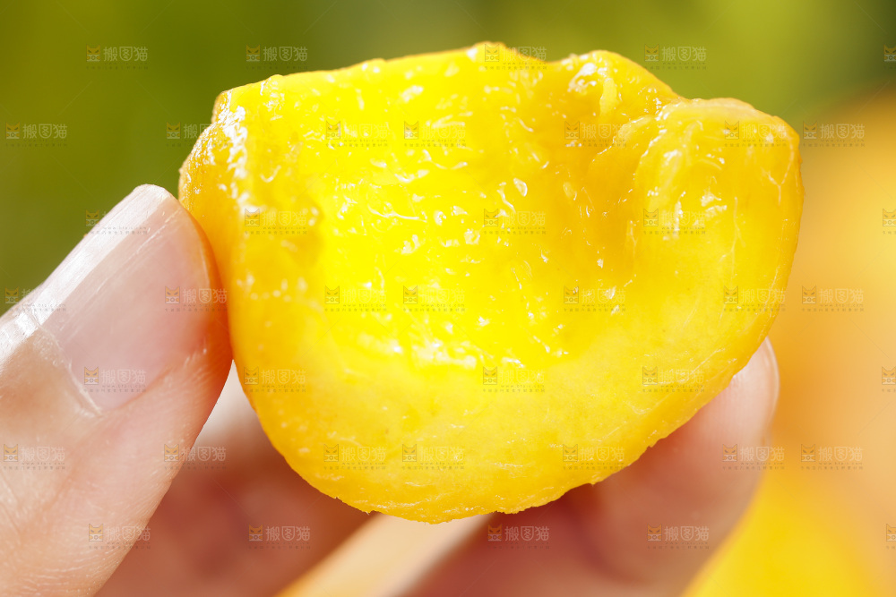 手里拿着新鲜毛蟠桃