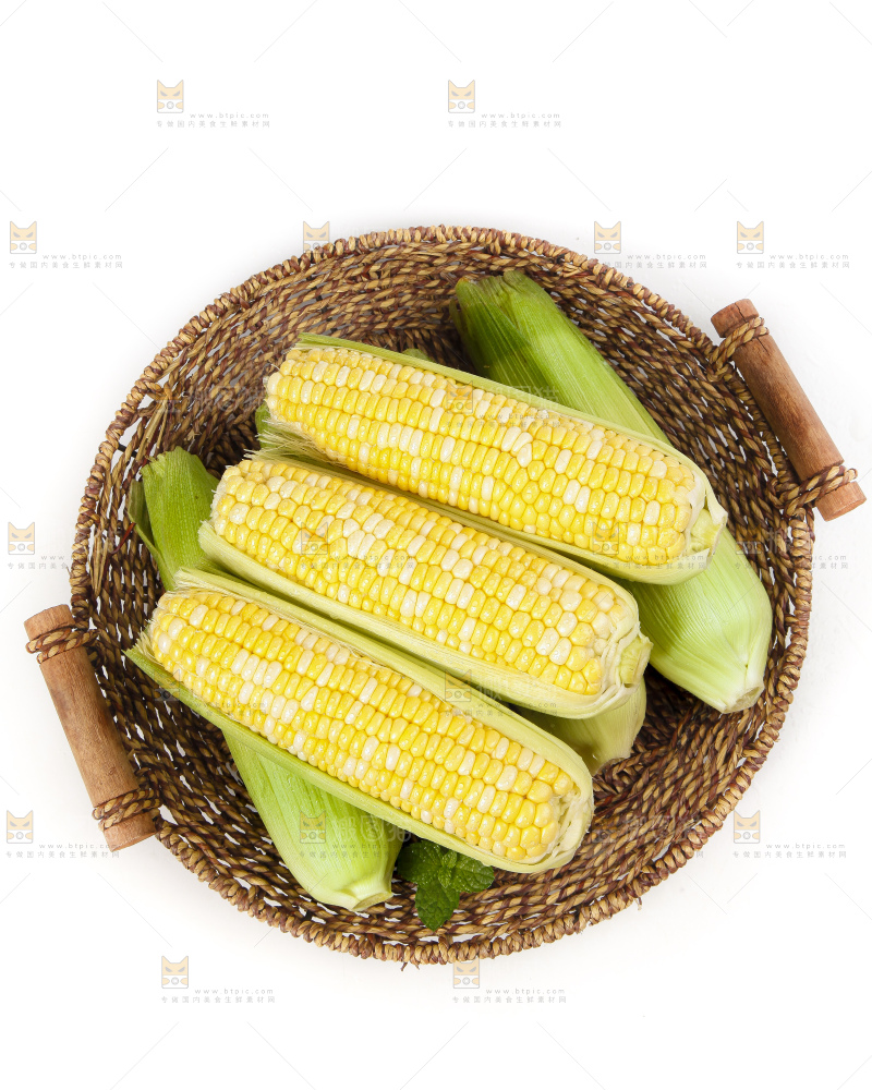 白底放着的玉米棒