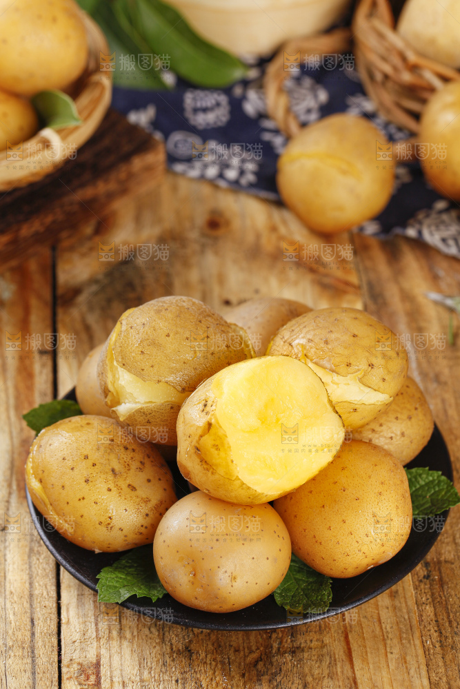 盘子里装着黄金小土豆