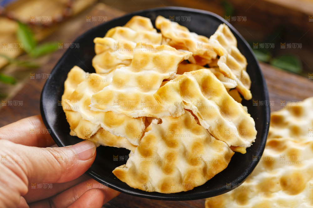 盘子里装着石头饼