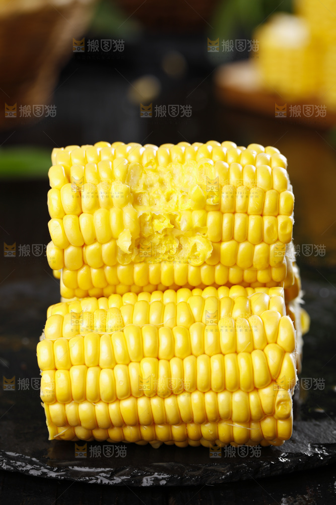 石板上放着黄玉米