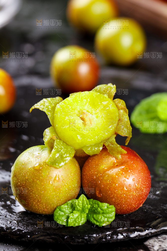黑石板上放着半边红脱骨李